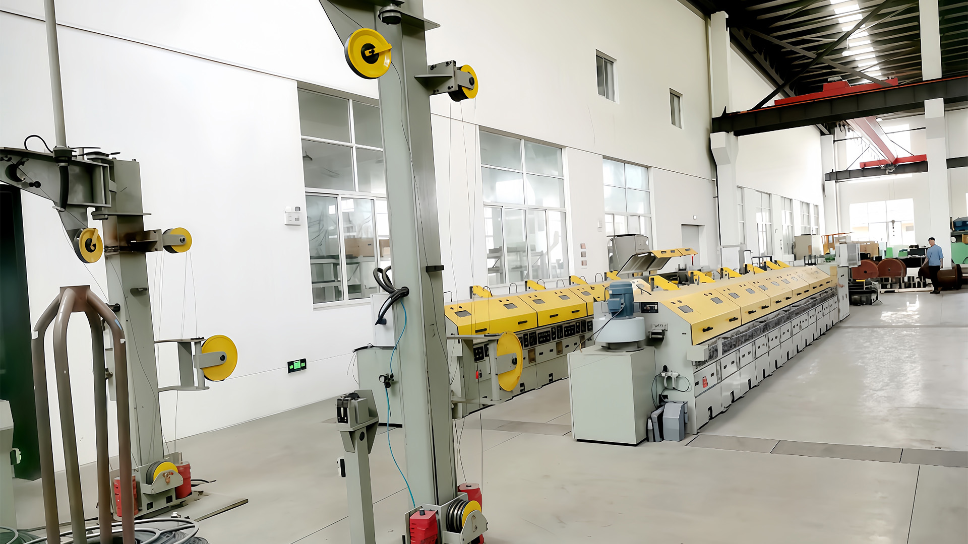 Como a máquina de desenrolar fio mantém o controle de tensão para evitar estiramento ou deformação do fio durante o desenrolamento?