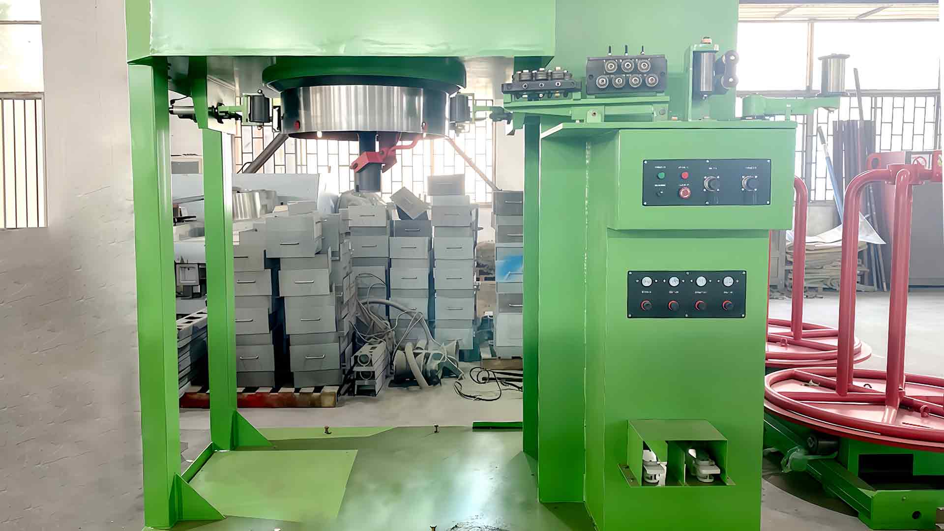 Como a trefiladeira para tanque de água gerencia defeitos na superfície do fio, como arranhões, oxidação ou microfissuras durante o processo de trefilação?